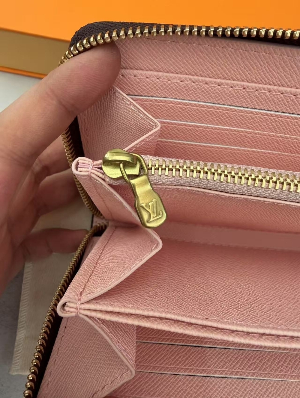 Louis Vuitton Rose Ballerine Zippy Wallet - Picture 11 of 16